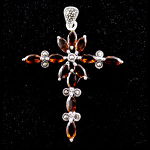 Cruz latina de plata con granates finos y detalles con marcasitas