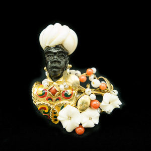 Anillo joya de diseño especial con un moretto veneciano detallado con ébano. esmalte policromado, coralitos, y espuma de mar y en acabados dorados.