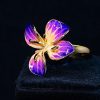 Anillo broche de plata dorada con forma de orquídea esmaltada en magentas y amarillos