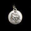Medalla  de plata con la imagen de la Virgen La Piedad con acabados matizados