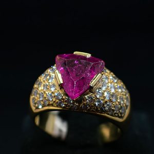 Anillo abombado de oro amarillo de 18k turmalina y brillantes