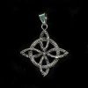 Colgante de plata avejentado con la forma de el nudo de bruja.