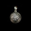 Colgante de plata llamador de ángel avejentado con el símbolo de el nudo de bruja y el pentagrama con las fases lunares.