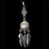Colgante de plata llamador de ángel avejentado con la el símbolo de la mano de Fátima y las plumas del atrapasueños