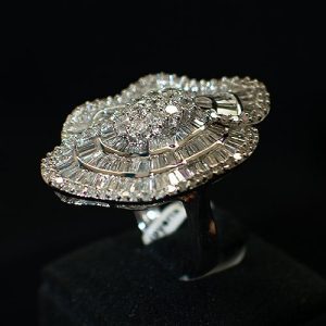 Anillo lanzadera de oro blanco de 18k con un cuajado formando hondas compuesto de 75 diamantes baguettes y 46 talla brillante, un total de 121 diamantes con un peso total de 2,35ct.