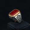 Anillo sello de plata con un cornalina o ágata marrón de forma octogonal y con bisel dorado y motivos tribales decorativos en el brazo con acabados avejentados.