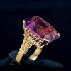 Anillo piedra de oro amarillo de 18k con un cristal violeta en talla esmeralda.