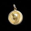Medalla de oro amarillo de 18k con la imagen de la Virgen María con un bisel de acabados cincelados