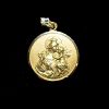 Medalla de oro amarillo de 18k con la imagen de la Virgen del Carmen y de acabados matizados.