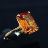 Anillo piedra de oro amarillo de 18k con un topacio naranja en talla esmeralda.