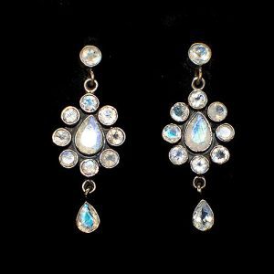 Pendientes de plata de corte étnico con decoraciones de piedra luna en diferentes tallas y formando figuras florales.