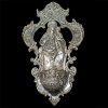 Benditera antigua con la representación de La Virgen María y Jesús en imagen de Maternidad, de acabados cincelados, repujados y patina de años