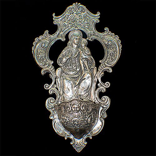 Benditera antigua con la representación de La Virgen María y Jesús en imagen de Maternidad, de acabados cincelados, repujados y patina de años