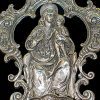Benditera antigua con la representación de La Virgen María y Jesús en imagen de Maternidad, de acabados cincelados, repujados y patina de años