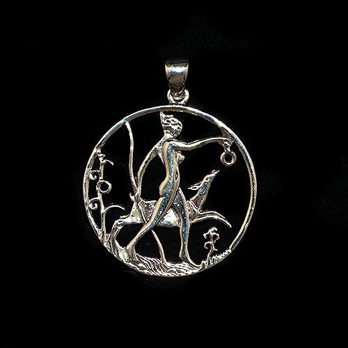 Colgante de plata con la imagen mitológica de Diana cazando y de acabados calados