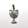 Colgante de plata con la imagen del candelabro de la Menorah con detalles en nácar y ágata verde