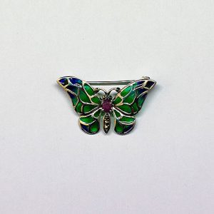 Broche de plata con forma de mariposa decorada con esmalte policromado al aire y detalles de marcasitas