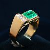 Anillo tipo chevalier de oro amarillo de 18k con una esmeralda talla esmeralda de 1.67ct con medio cilindro cuajado por 6 diamantes con un peso total de 0.30ct.
