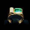Anillo tipo chevalier de oro amarillo de 18k con una esmeralda talla esmeralda de 1.67ct con medio cilindro cuajado por 6 diamantes con un peso total de 0.30ct.