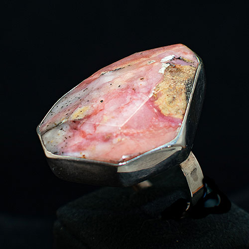 Anillo de plata con gran ópalo rosa en talla bruta