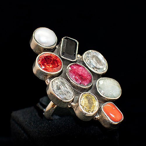 Anillo de plata con un tutti frutti de piedras en diferentes tallas, circoniya, onix, coral, citrino, perla