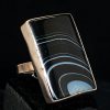 Anillo de plata con un gra ágata negra veteada en talla rectangular.