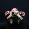 Anillo de plata con tres turmalinas rosadas en cabujón y brazo armado y macizo