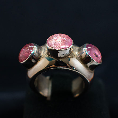 Anillo de plata con tres turmalinas rosadas en cabujón y brazo armado y macizo