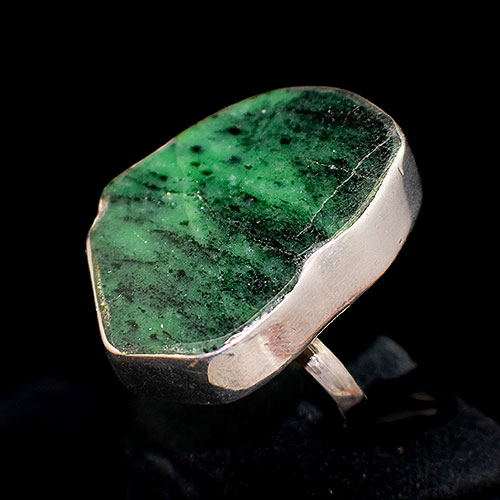 Anillo de plata con gran pieza de zoisita y enmarcada con acabados lisos