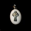 Colgante de plata llamador de ángel en forma de huevo con el símbolo de una cruz celta en esmaltes dorados y blancos