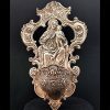 Benditera antigua con la representación de La Virgen María y Jesús en imagen de Maternidad, de acabados cincelados, repujados y patina de años