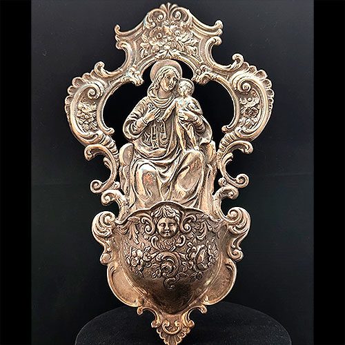 Benditera antigua con la representación de La Virgen María y Jesús en imagen de Maternidad, de acabados cincelados, repujados y patina de años